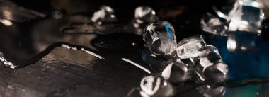 ahşap bar tezgahında kokteyl için buz küpleri yakın çekim