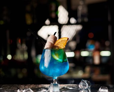 ahşap bar tezgahında buzlu mavi kokteyl yakın çekim