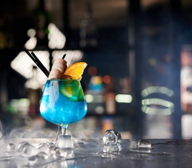 ahşap bar tezgahında buzlu mavi kokteyl yakın çekim