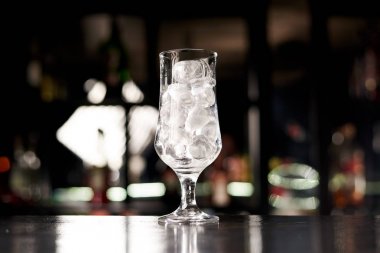 ahşap bar tezgahında kokteyl için cam buz küpleri yakın çekim