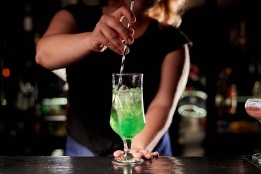 barda tropikal kokteyl yapan barmen kadın kırpılmış atış