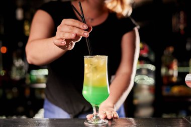 barda tropikal kokteyl yapan barmen kadın kırpılmış atış