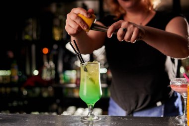 barda tropikal kokteyl yapan barmen kadın kırpılmış atış