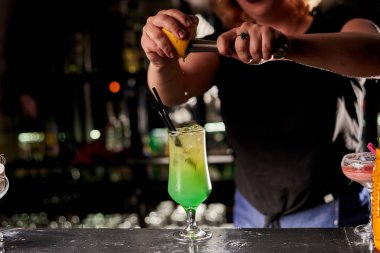 barda tropikal kokteyl yapan barmen kadın kırpılmış atış