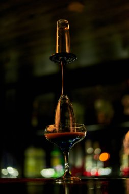 ahşap bar tezgahında gözlükten yapılmış kuleli kokteylin yakın çekim çekimi