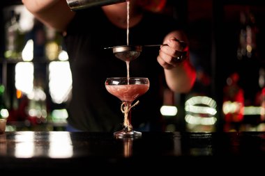 barda pembe kokteyl yapan barmen kadın kırpılmış atış