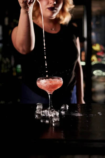 Junge Blonde Barkeeperin Macht Margarita Cocktail Der Bar — Stockfoto