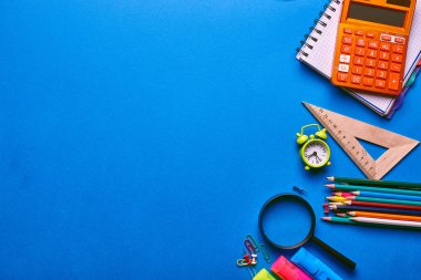 Mavi ahşap arka planda okul konseptine dönelim.