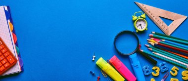 Mavi ahşap arka planda okul konseptine dönelim.