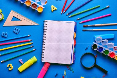 Mavi ahşap arka planda okul konseptine dönelim.