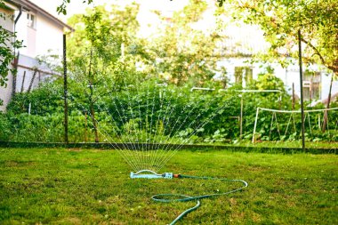 su splinker dökme yeşil çim Bahçe otomatik sistem kapatın