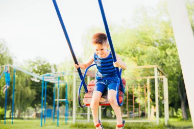 çocuk parkta oyun alanında eğleniyor