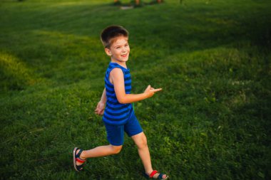çocuk parkta oyun alanında eğleniyor