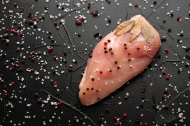 Koyu arka planda çiğ tavuk göğsü fileto