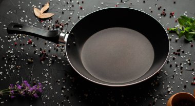 koyu arka plan üzerinde boş tava
