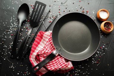 koyu arka plan üzerinde boş tava