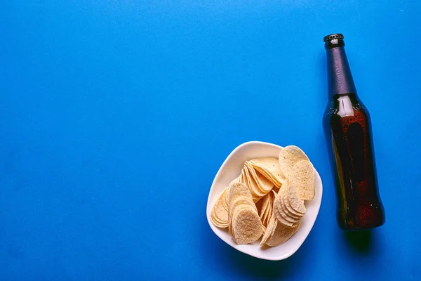 Bier Und Chips Auf Blauem Hintergrund — Stockfoto