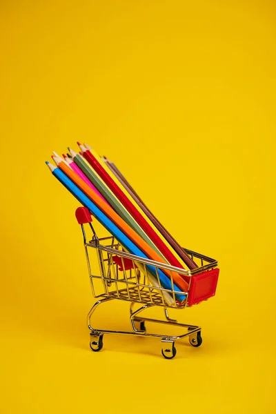 Carrinho Compras Com Papelaria Escolar — Fotografia de Stock