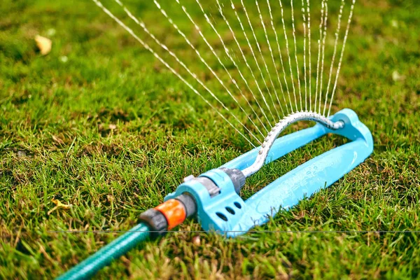 Närbild Automatiken Vatten Splinker Hälla Grön Gräsmatta Trädgården — Stockfoto