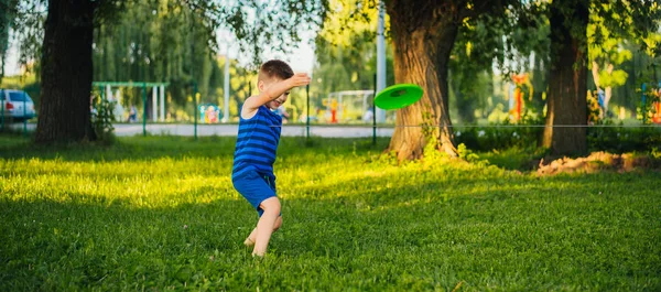 少年は公園の遊び場で楽しんでいる — ストック写真