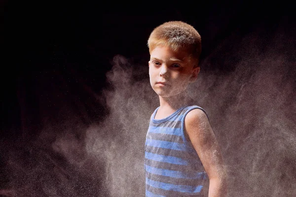 Retrato Niño Harina Polvo Sobre Fondo Oscuro — Foto de Stock