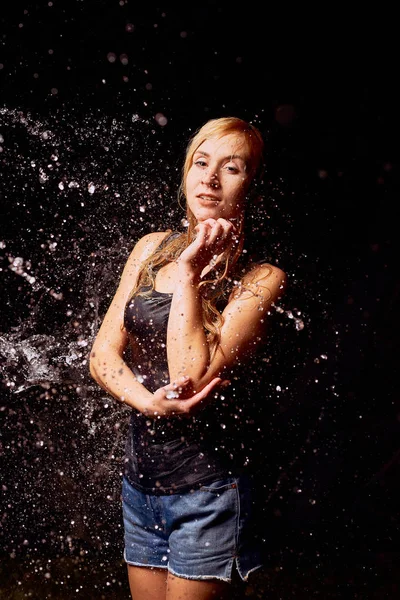 Salpicaduras Agua Joven Sobre Fondo Oscuro —  Fotos de Stock