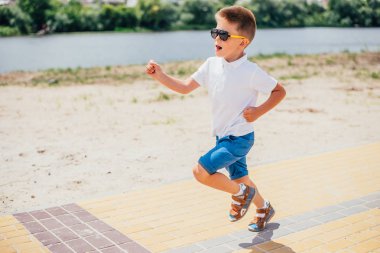 Plajda güneş gözlüğü sevimli küçük çocuk