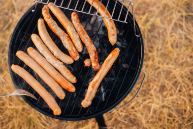 Izgara üst görünümünde Barbekü sosis 