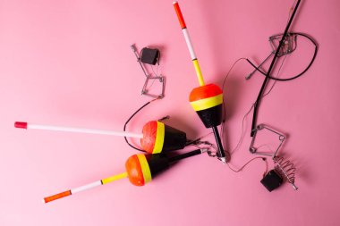 pembe arka planda balıkçılık kanca