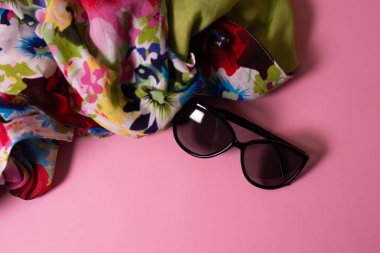 sarı arka planda eşarp ile güneş gözlüğü