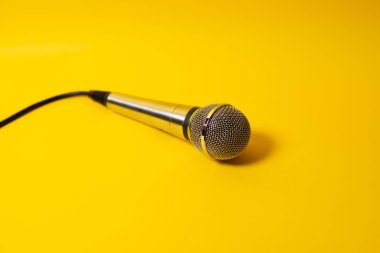  sarı arka plan üzerinde mikrofon