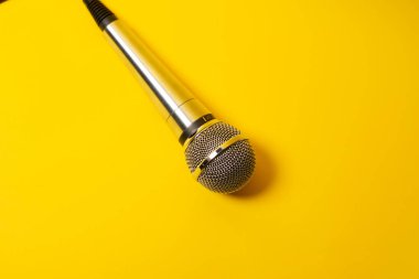  sarı arka plan üzerinde mikrofon