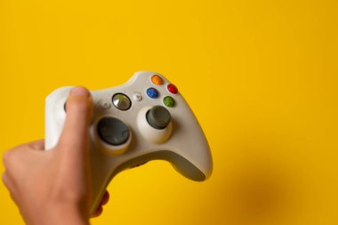 Erkek elinde beyaz gamepad. Oyun konsepti. Üst te. Düz yatıyordu