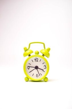 Beyaz arka plan üzerinde küçük yeşil çalar saat