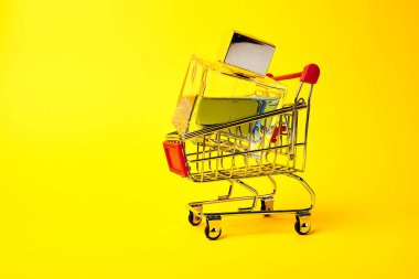 parlak bir arka plan üzerinde parfüm ile alışveriş arabası