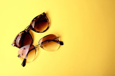 yaz alışveriş kavramı, sarı arka plan üzerinde gözlük