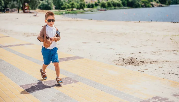 Cute Little Boy Okulary Przeciwsłoneczne Plaży — Zdjęcie stockowe