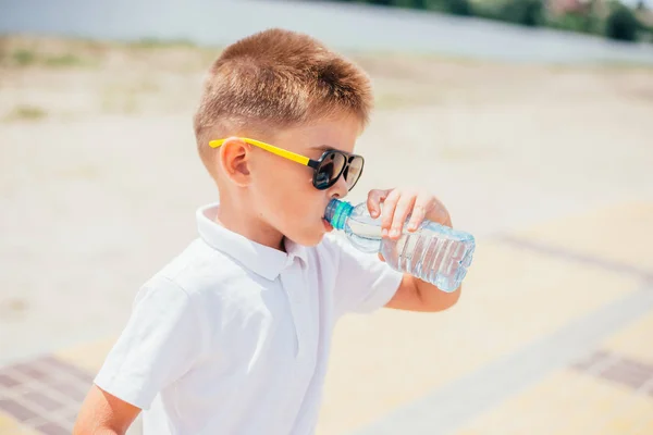 Lindo Niño Bebiendo Agua Playa — Foto de Stock