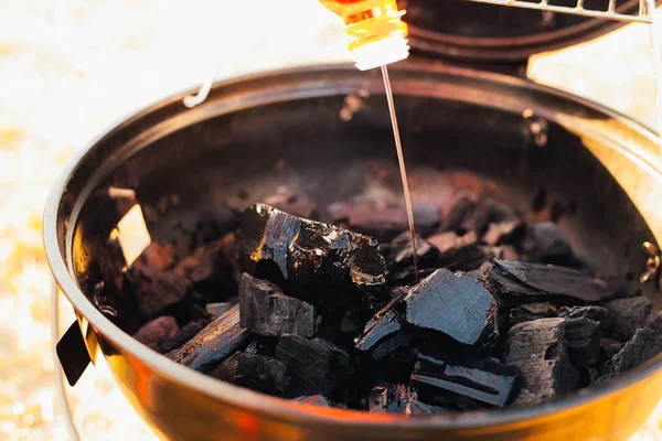 Encender Las Brasas Para Una Barbacoa Jardín — Foto de Stock