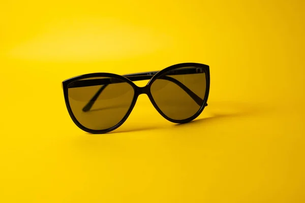 Gafas Sol Sobre Fondo Amarillo —  Fotos de Stock