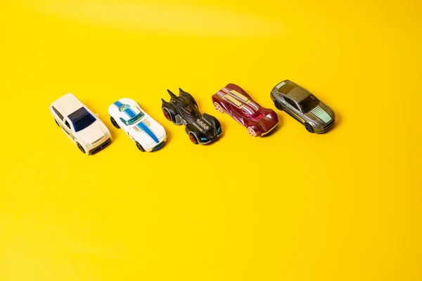 Speelgoed Auto Gele Achtergrond — Stockfoto