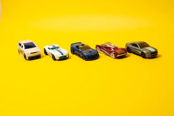 Carros Brinquedo Fundo Amarelo — Fotografia de Stock