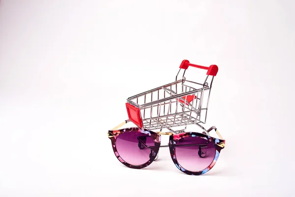 Wózek Sklepowy Okularami Przeciwsłonecznymi — Zdjęcie stockowe