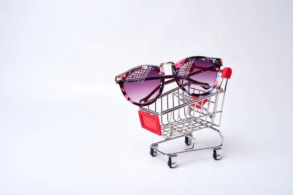 Carrinho Compras Com Óculos Sol — Fotografia de Stock