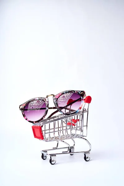 Carrinho Compras Com Óculos Sol — Fotografia de Stock