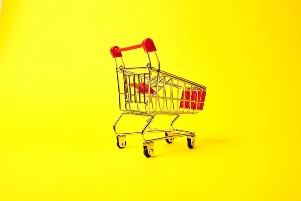 Carrito Compras Sobre Fondo Amarillo —  Fotos de Stock