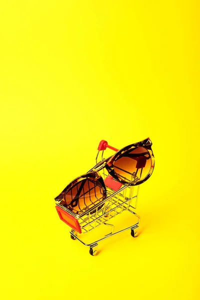 Carrito Compras Con Gafas Sol —  Fotos de Stock