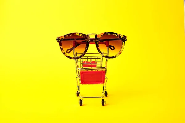Einkaufswagen Mit Sonnenbrille — Stockfoto