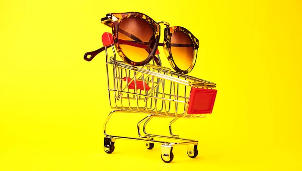 Carrello Shopping Con Occhiali Sole — Foto Stock