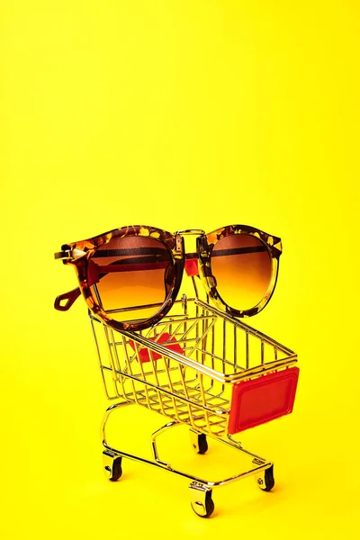 Wózek Sklepowy Okularami Przeciwsłonecznymi — Zdjęcie stockowe